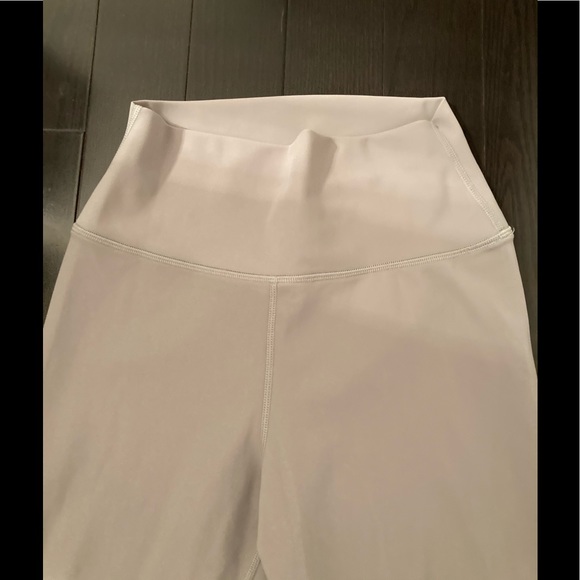 🆕 ALO YOGA laser cut/ripped leggings 🆕 - Picture 10 of 11